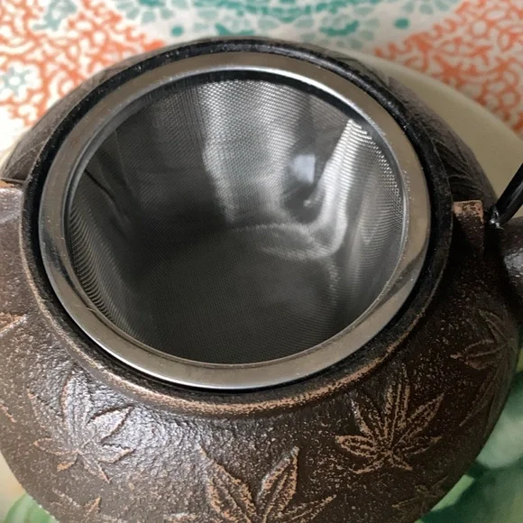 Japanese Tetsubin Cast Iron Teapot 20oz - Picture 6 of 12